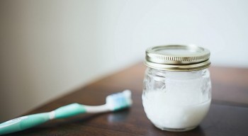 Домашно направена паста за зъби с кокосово масло