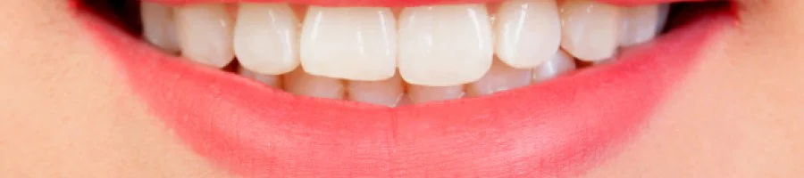 Как да избелим зъбите си безопасно вкъщи?