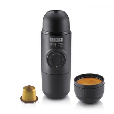 Джобна кафемашина Wacaco MiniPresso NS с Nespresso капсули Джобната кафемашина Wacaco е един страхотен подарък за Вас и Вашите близки. Лесна за употреба и много практична. Кафемашина Wacaco за Nespresso капсули п Джобна кафемашина Wacaco MiniPresso NS с N