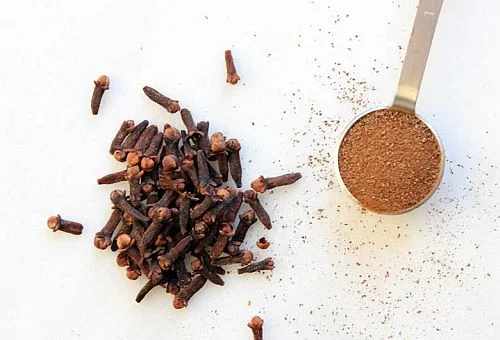 Вижте Ground Cloves на Simply Organic - продукт, които има успокояващо действие и може да помогне при зъбобол.