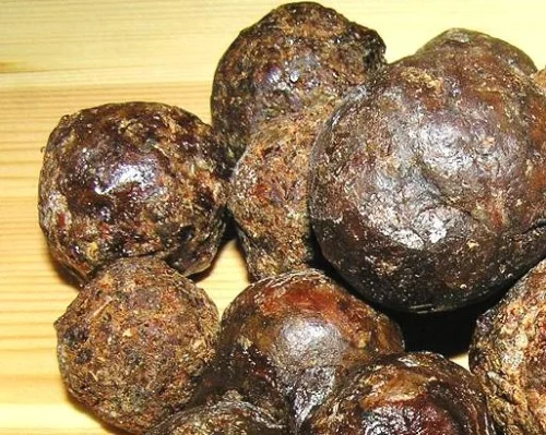 Пчелен клей или прополис помага при язви и гастрит.