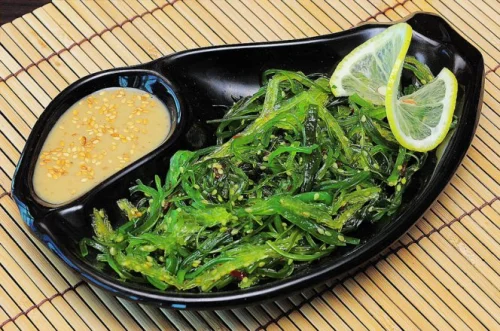 Спирулината (Spirulina) е богата на много протеини и минерали.
