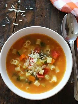 Италианската супа е вкусна и засищаща за обяд.