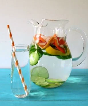 Водата, овкусена с плодове е много по-вкусна.