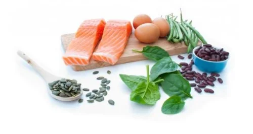 Животинските продукти и ядките са сред най-добрите източници на аминокиселини. 