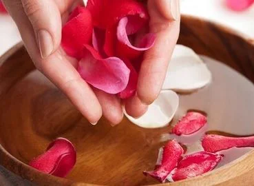 Съчетанието между колаген и розова вода стяга кожата. 