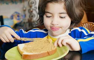 Фъстъченото масло има сладък вкус и е любимо на мнозина. 