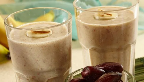 Смутито с фурми е енергизиращо и вкусно.