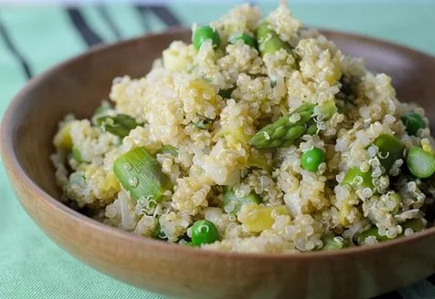Ризото с апсержи, киноа и грах е много вкусно и полезно.