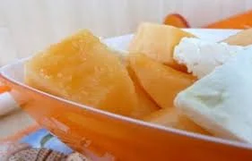 Салата с пъпеш и резене е вкусна рецепта за лятото.