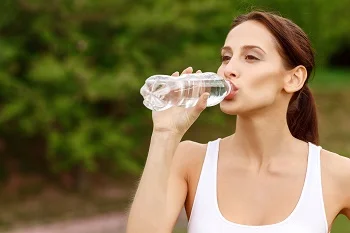 Водата регулира отделянето на слюнка, която пречиства зъбите от налепи