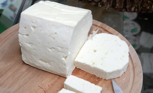 Макар да е вкусно и с уникална текстура, сиренето е продукт, който хората, склонни към мигрена и главоболие, трябва да избягват.