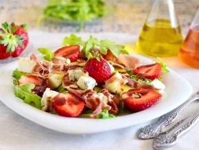 Салатата с ягоди и Авокадо е сочна и вкусна