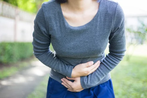Първите симптоми за рак на яйчниците са болки в малкия таз, корема или гърба