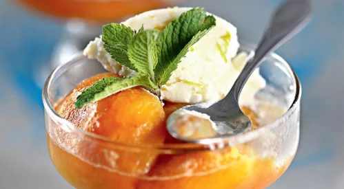 Нова вкусна рецепта за десерт с праскови и вино.