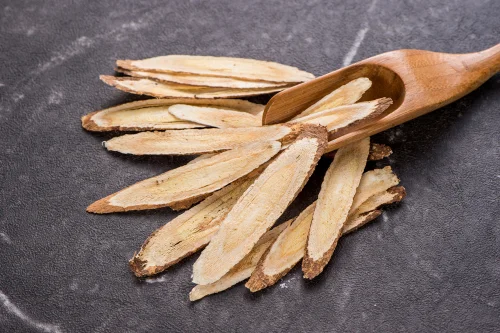 Коренът на астрагал (Astragalus membranaceus) традиционно се използва в китайската медицина за лечение на вирусни заболявания.