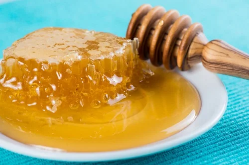 Медът от люцерна е идеален за всичко, заради мекият си вкус и светъл цвят.