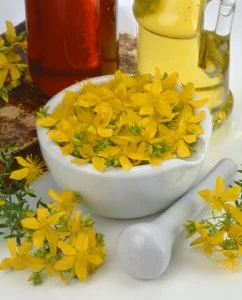 при лека форма на депресия може да изберете жълтият кантарион (Hypericum perforatum) пред медикаментите, които често имат странични ефекти. 