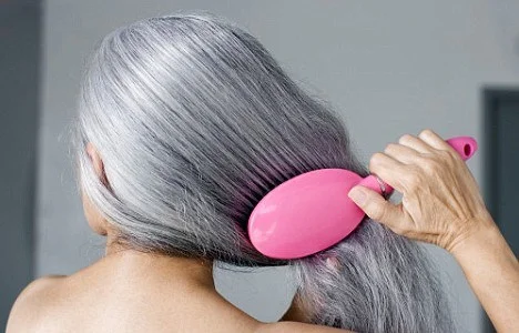 FOLIGAIN ANTIGRAY съчетава каталаза с други хранителни вещества, комбинирани за да направят косата ви по-плътна, по-здрава и с по-дебел и плътен косъм.