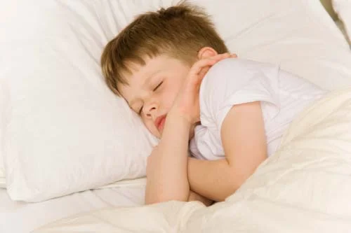 Kids Melatonin 60 дъвчащи таблетки с вкус ягода на добра цена от Swanson помага на детето да заспива лесно