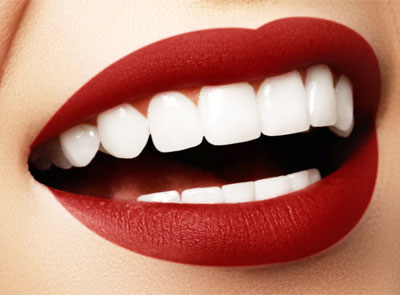 Зъбите са една част от нас, която често крием, защото се притесняваме понеже не са искрящо бели.