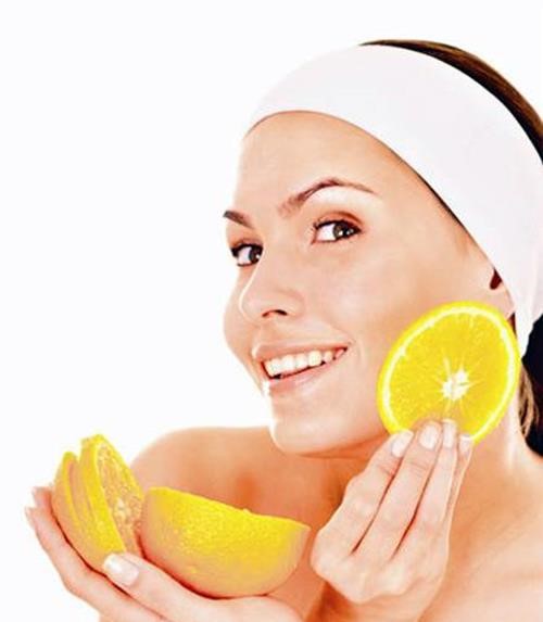 Лимонът е чудесен за премахването на излишното омазняване от кожата на лицето.