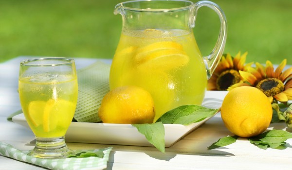 Лимоновият сок също предлага здравословна порция калий, магнезий и мед.
