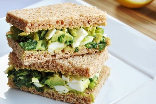 Пълнозърнести сандвичи с авокадо и горчица.