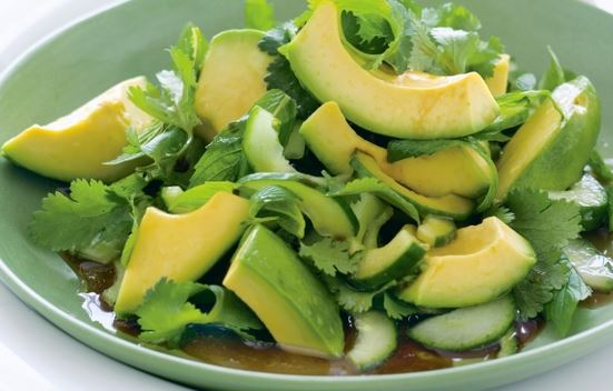 Салата от авокадо и микс от зелени салати за много витамини. 