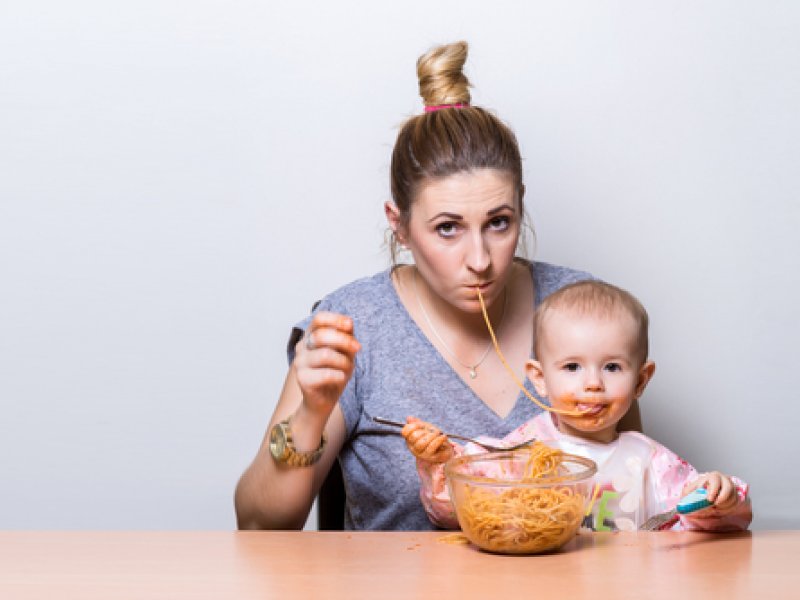 За отслабване след раждането не дояждайте храната на бебето, хранете се по малко и на често