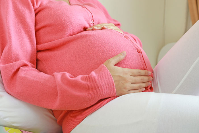 В края на бременността се появява гъсто течение, като топка, което се нарича тапа
