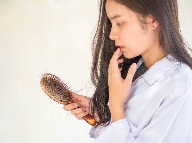 Симптомите на ендокринните нарушения могат да бъдат косопада, чупливи нокти, суха кожа, отоци и др. 