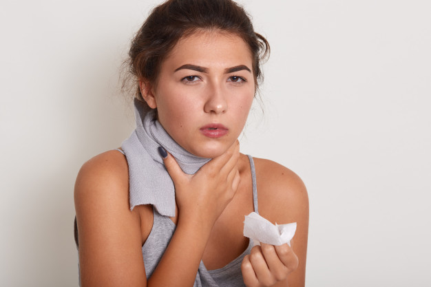 Камфорното масло е изпитано във времето средство за лечение на дихателни проблеми като запушване на носа, изчистване на храчки, кашлица и настинка.