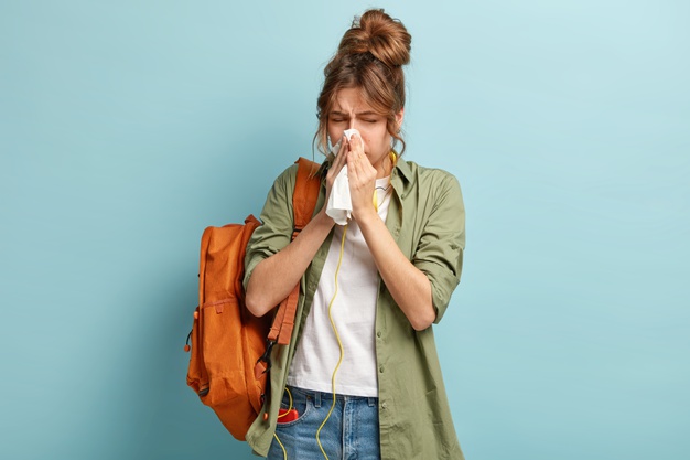 Най-честата проява на алергична реакция, която включва хрема, запушване на носа („запушен нос“), кихане, затруднено носно дишане, сърбеж на небцето и гърлото.