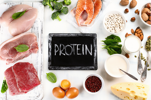 При активно спортуващите хора приемът на протеин трябва да е по-висок, тъй като протеините доставят на мускулите аминокиселини – градивните им елементи, без които мускулите не могат да се възстановят от натоварването.