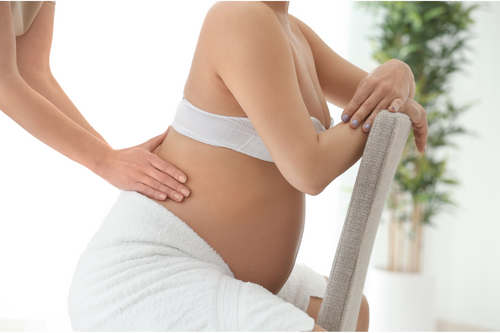 Много често майките се интересуват дали е възможно на бременните жени да се правят масажи. 