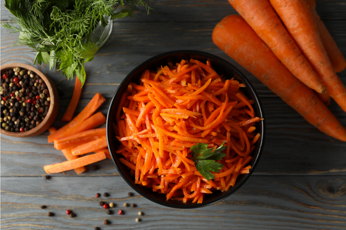 Хрупкавите кореноплодни: Моркови са не само богати на полезен за зрението бета-каротин, но и съдържат фибри пектин, които буквално ще Ви отърват от излишните килограми. 