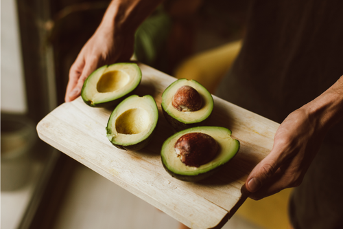 редовната консумация на авокадо доказано помага за намаляване на телесното тегло и помага на сърцето!