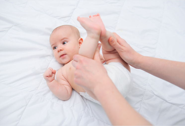 Какво да направите ако бебето не се успокоява в ръцете и се чува къркорене в корема. 