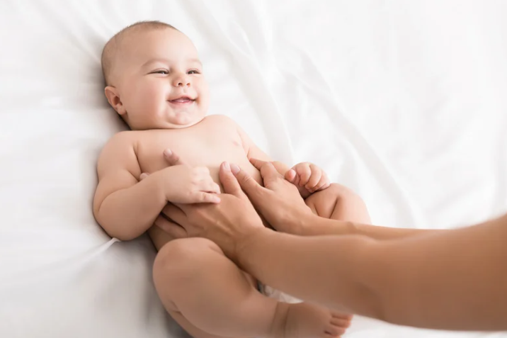 Най-често детските пробиотици се предписват при колики, като масажите също много помагат. 