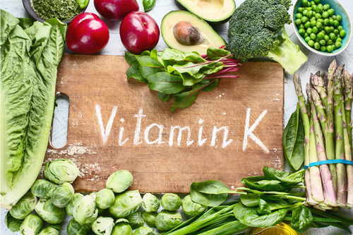 Витамин К е мастноразтворим витамин, който получаваме от храната (зелени, млечни продукти - особено масло 82,5%, месо, яйца, черен дроб).