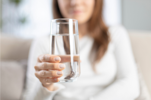 Пиенето на вода е много важно за поддържане на здравето дори при нормални условия, но пиенето на вода по време на гладуване е особено важно.