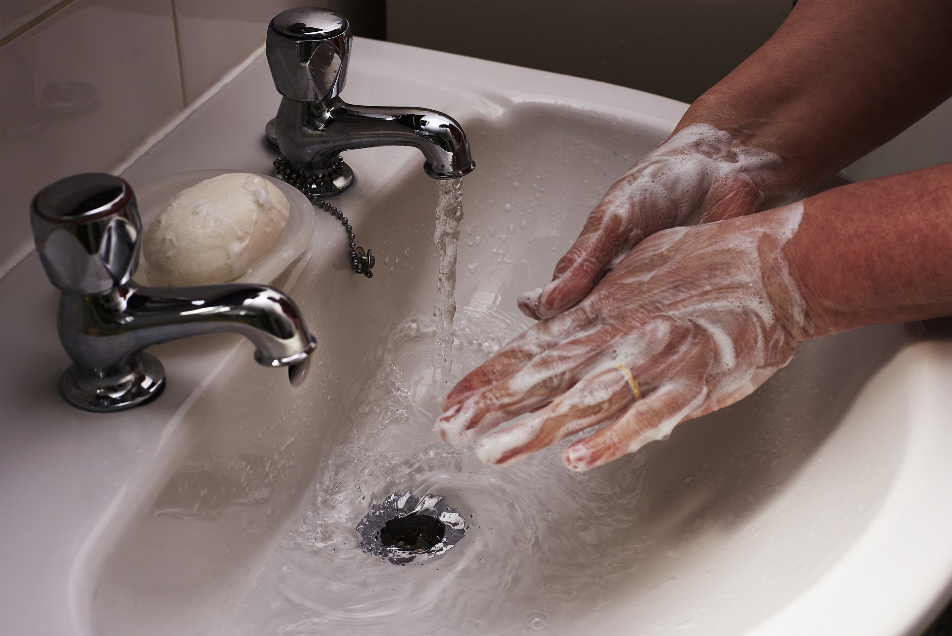 Спрей за Хигиена на Ръцете DERMO 100 мл убива 99,9% от микробите.