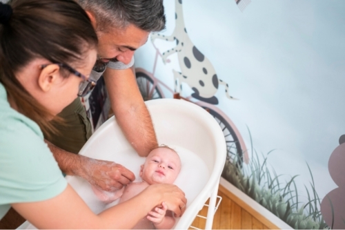 Мляко за баня за бебета на изгодна цена предотвратява дерматит и подсичане и успокоява детската нервна система.